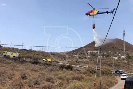 Un incendio de matorrales en Telde moviliza un a un helicóptero y bomberos (Foto TA)